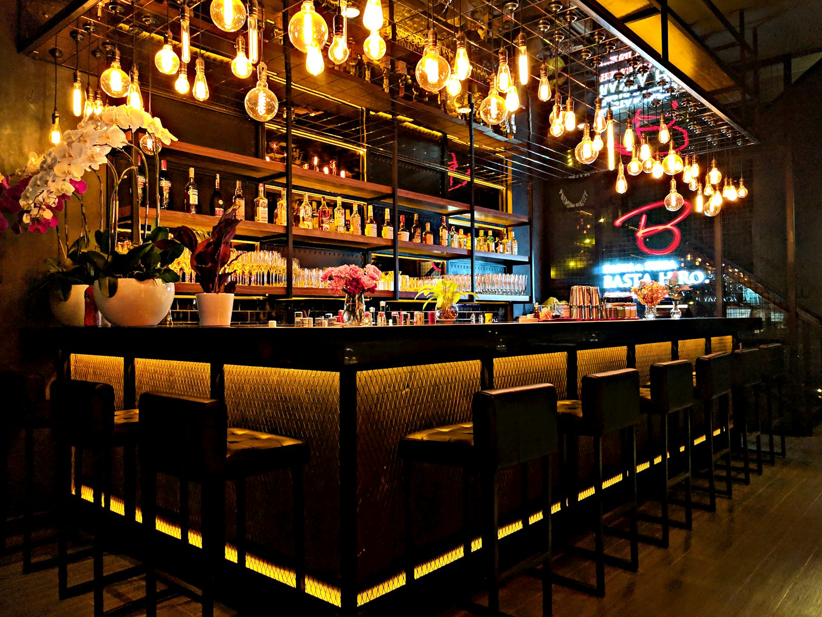 Warm tropical bar atmosphere at Sabai Padel